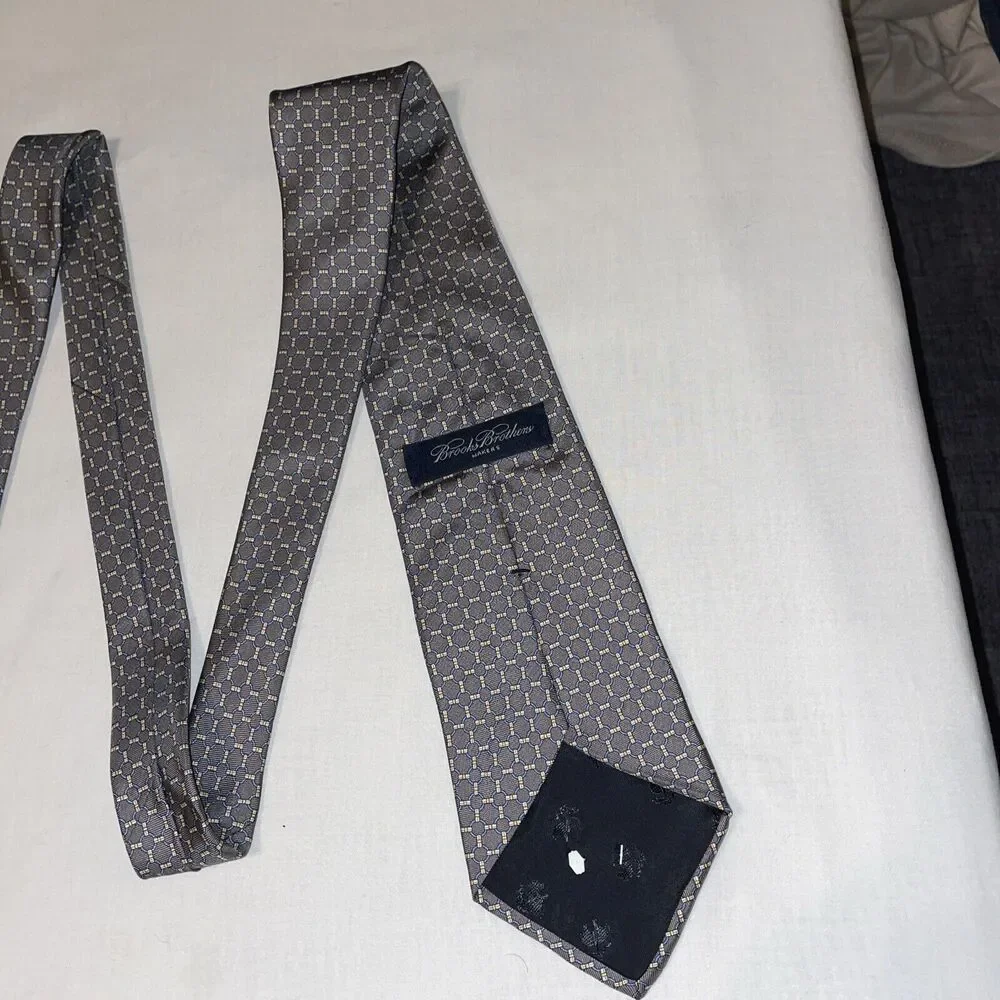 Brooks Brothers Makers Men’s Dress Tie Size 57” Gray Chain Motif Silk Business